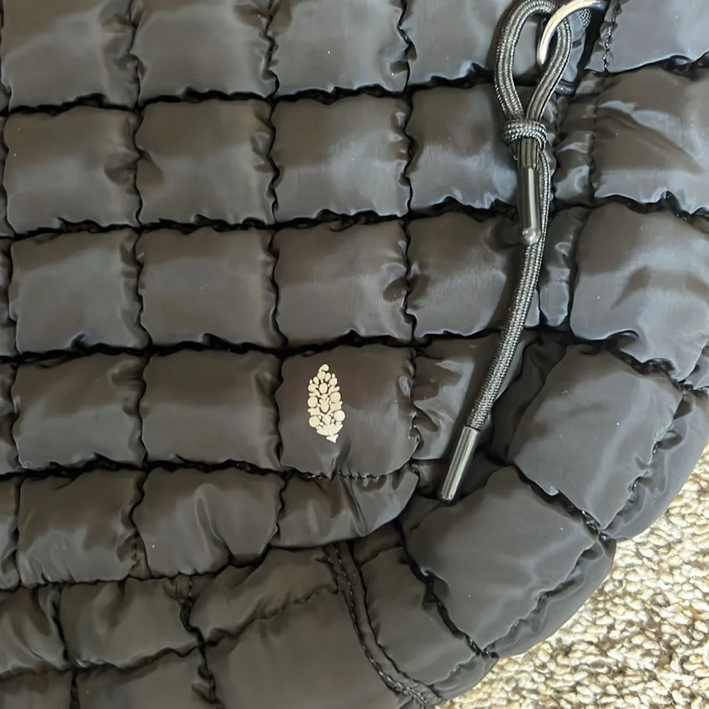 EUC like new FP Movement Quilted Carry All Bag. Color is Black.
17x20 - Picture 3 of 7